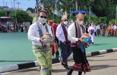 Tujuh bupati di Nusa Tenggara Timur (NTT) menyerahkan tanah dan air kepada Gubernur NTT Viktor Bungtilu Laiskodat, sebagai simbol dukungan&nbsp; pembangunan ibu kota Republik Indonesia  Nusantara di Kalimantan Timur