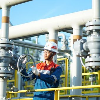 Salah satu pekerja PT Pertamina EP (PEP) Prabumulih Field yang tengah memeriksa peralatan.