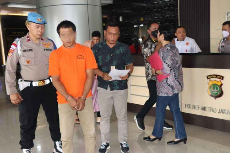 Pria berinisial SMD (27) tega menghabisi nyawa anak kekasihnya yang masih berusia satu tahun sembilan bulan. Pengungkapan kasus itu berlangsung di Mapolres Metro Jakarta Barat pada Jumat (27/1/2023). 