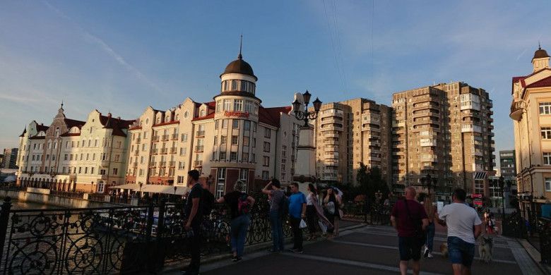 Arsitektur kota Kaliningrad yang menunjukkan bangunan apartemen era Uni Soviet di latar belakang dengan gedung-gedung ala Bavaria yang telah direkonstruksi di latar depan.