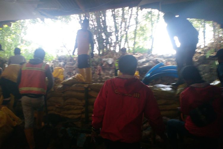 Tanggul Sungai Cicalebak di Jalan Sukup Baru, Kelurahan Pasirendah, Kecamatan Ujungberung, Kota Bandung, yang jebol pada Senin (1/4/2019) sore kemarin mulai diperbaiki. Air deras dari tanggul mengakibatkan kerusakan parah di SDN Aji Tunggal. 