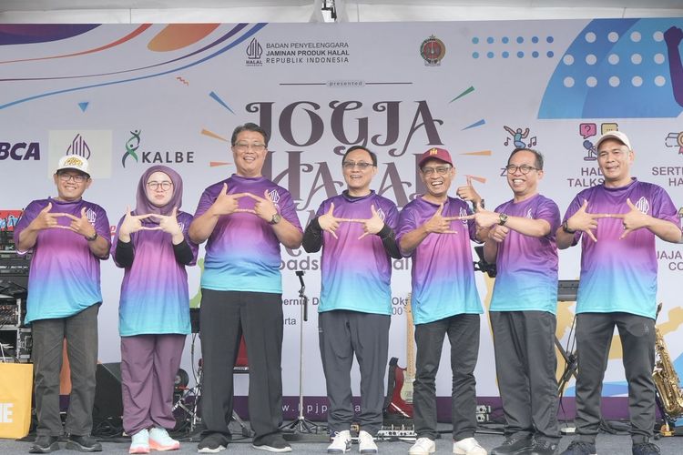 Pimpinan BPJPH bersama perwakilan Pemprov DIY berpose bersama seusai pembukaan Jogja Halal Market 2025. 