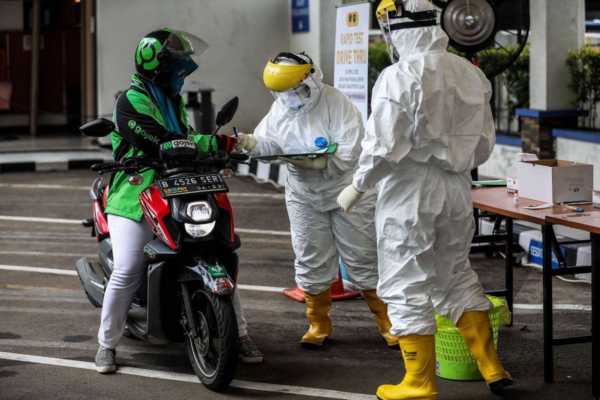 Tenaga medis dari kementerian perhubungan melakukan uji cepat (rapid test) kepada pengemudi angkutan umum dengan skema drive thru di Kantor Kementerian Perhubungan, Jakarta Pusat, Senin (20/4/2020). Uji cepat ini dilakukan dalam upaya mendukung usaha pemerintah menekan laju penyebaran wabah Covid-19.