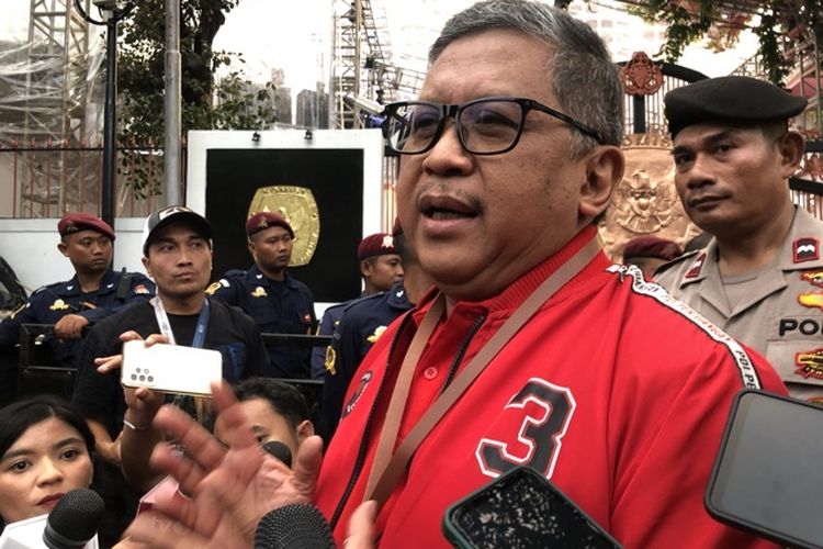 Sekjen PDI-P Hasto Kristiyanto di depan kantor KPU RI, Jakarta, Selasa (12/12/2023). 