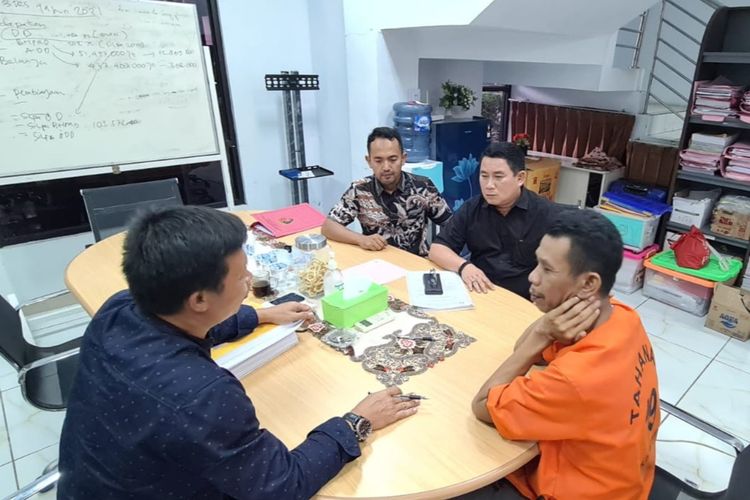 Mantan Kades Lontar Serang Banten Alkani dijebloskan ke penjara karena diduga korupsi dana desa. Hasil.korupsi digunakan untuk biaya nikah dan ke tempat hiburan malam.