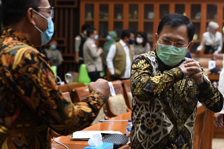 Menteri Kesehatan Terawan Agus Putranto (kanan) berbincang dengan anggota Komisi IX DPR sebelum mengikuti Rapat Dengar Pandapat di Kompleks Parlemen Senayan, Jakarta, Kamis (27/8/2020). RDP tersebut membahas efektivitas pengorganisasian dan penganggaran dalam penanganan COVID-19, termasuk perkembangan tentang uji vaksin untuk COVID-19. ANTARA FOTO/Puspa Perwitasari/nz