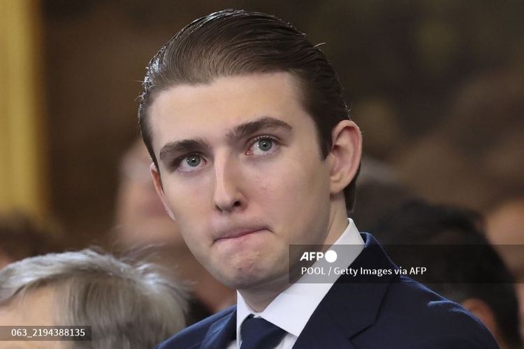 Putra Donald Trump, Barron Trump merespons ketika disebut oleh ayahnya di parade pelantikan Presiden AS di Capital One Arena, Washington, DC, AS, Senin (20/1/2025).