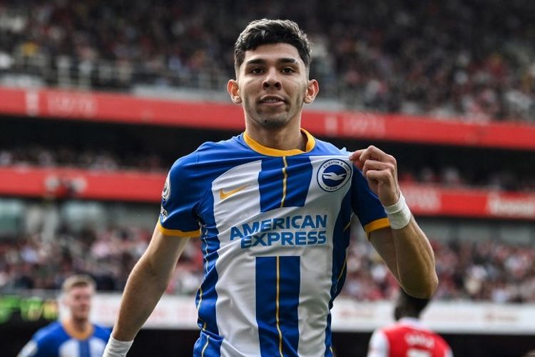 Julio Enciso melakukan selebrasi usai mencetak gol dalam laga pekan ke-36 Liga Inggris 2022-2023 antara Arsenal vs Brighton di Stadion Emirates, Minggu (14/5/2023). (Foto oleh Glyn KIRK / AFP).