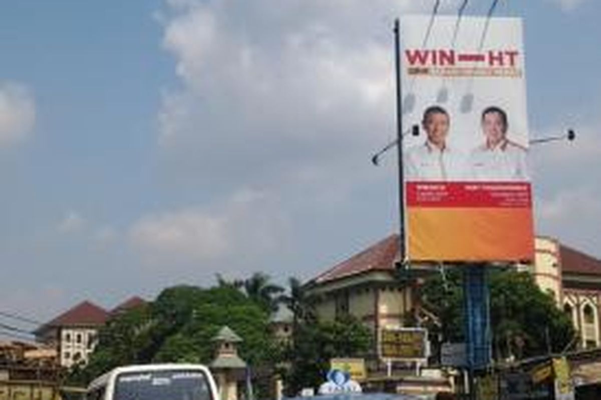 Sebuah baliho yang memajang foto duet pasangan capres-cawapres Wiranto dan Hary Tanoesoedibjo (WIN-HT) berada di Jalan Ir. H. Juanda, depan Kampus II UIN Syarif Hidayatullah, Ciputat, Tangerang Selatan, Kamis (22/5/2014).