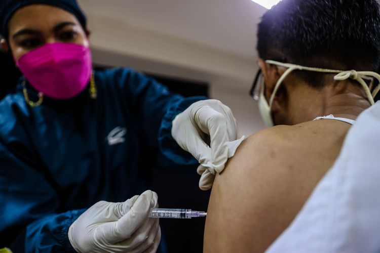 Petugas kesehatan menyuntikkan vaksin Covid-19 kepada pekerja dalam vaksinasi Gotong Royong di PT Pan Brothers Tbk. (PBRX), Tangerang Kota, Rabu (19/5/2021). Sebanyak 3.000 karyawan PT Pan Brothers Tbk. (PBRX) akan mendapatkan vaksin Covid-19 Gotong Royong secara bertahap. Pelaksanaan program vaksinasi tahap pertama tersebut merupakan bagian dari kick-off Vaksinasi Gotong Royong COVID-19 untuk pekerja yang diprakarsai Kamar Dagang Indonesia (Kadin) pada 18 perusahaan yang ditinjau secara virtual oleh Presiden Joko Widodo.