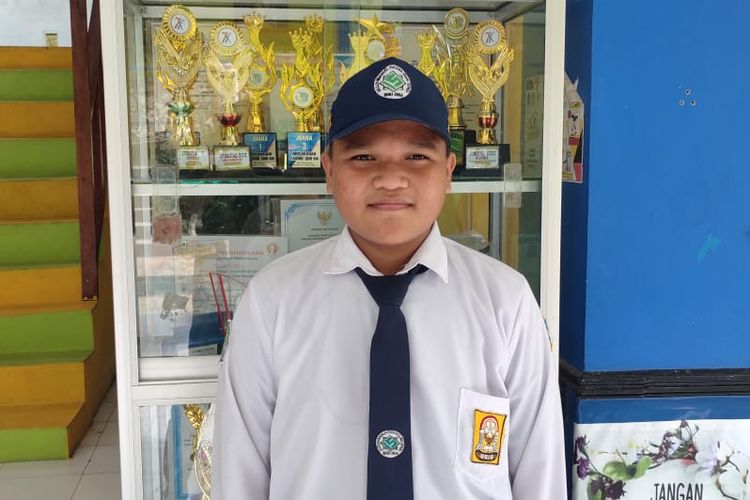 Adyatma Ahnaf Hasanuddin, pelajar kelas IX SMPIT Ibnu Sina Nunukan Kaltara. Mempersembahkan medali emas bidang IPS pertama untuk Kaltara pada KSN 2021