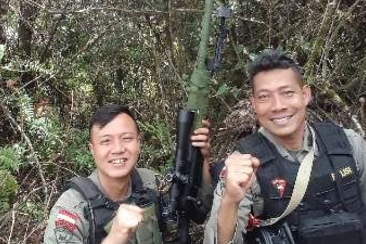 Bripka Heri, personel Brimob Polda Nusa Tenggara Timur (NTT) (Kanan)