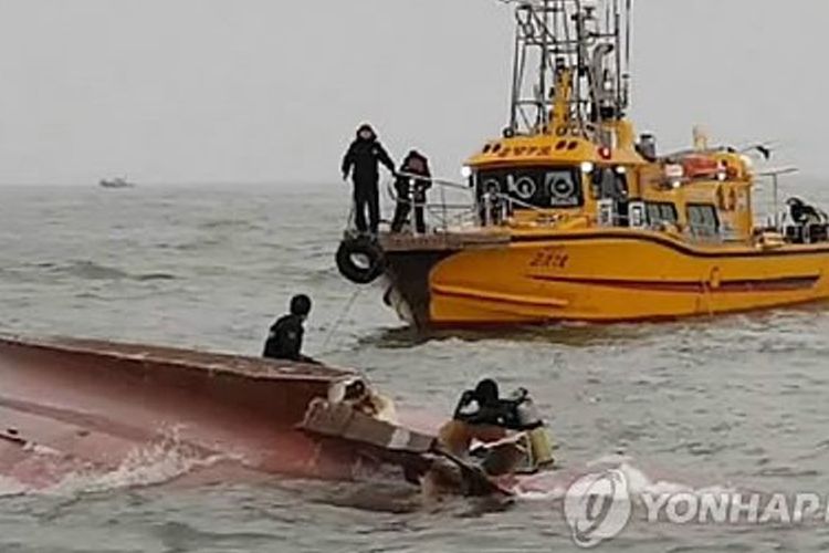 Kapal nelayan Seonchang-1 yang membawa 20 orang dan dua awak terbalik, ketika menabrak tanker di laut yang dekat dengan kota pelabuhan Incheon, Korea Selatan pada Minggu (3/11/2017). (Yonhap News)