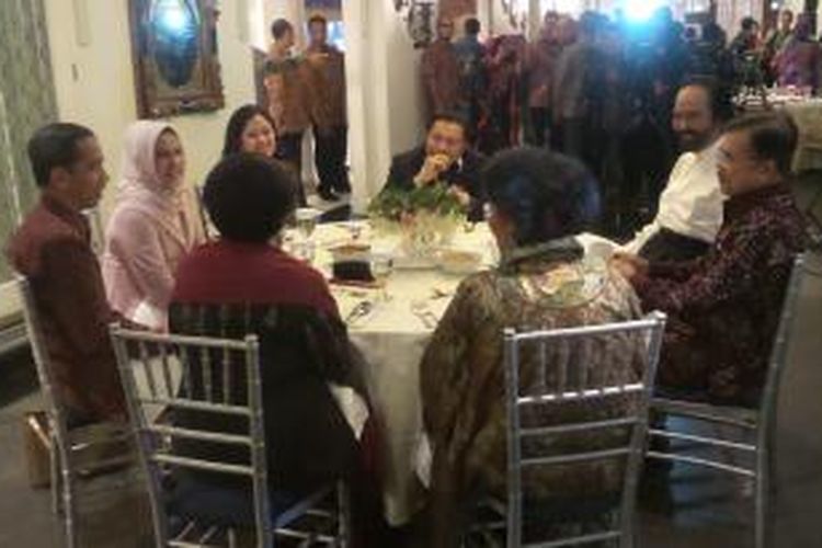 Presiden dan wakil presiden terpilih Joko Widodo (kiri) dan Jusuf Kalla (kanan) menghadiri makan malam di kediaman Surya Paloh, Senin (27/7/2014) malam. Ketua Umum DPP PDI Perjuangan Megawati Soekarnoputri dan putrinya Puan Maharani serta mantan Kepala Badan Intelijen Indonesia Hendropriyono ikut dalam makan malam itu.