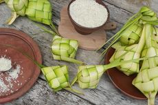 7 Langkah Membuat Ketupat Lebaran dari Daun Kelapa Muda