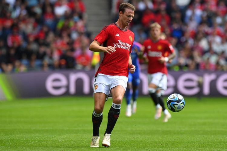 Jonny Evans saat mengontrol bola dalam pertandingan pramusim antara Man United dan Lyon di Murrayfield, Edinburgh, 19 Juli 2023. Terkini, Jonny Evans kembali ke Man United dan diikat kontrak berdurasi satu tahun. (Photo by ANDY BUCHANAN / AFP)