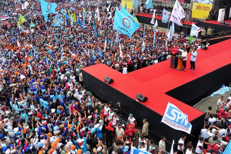 Presiden Prabowo Subianto saat menyampaikan orasi dalam peringatan Hari Buruh Internasional di Lapangan Silang Monas, Jakarta, Kamis (1/5/2025). Prabowo menyampaikan sejumlah janji kepada buruh dalam orasinya tersebut.