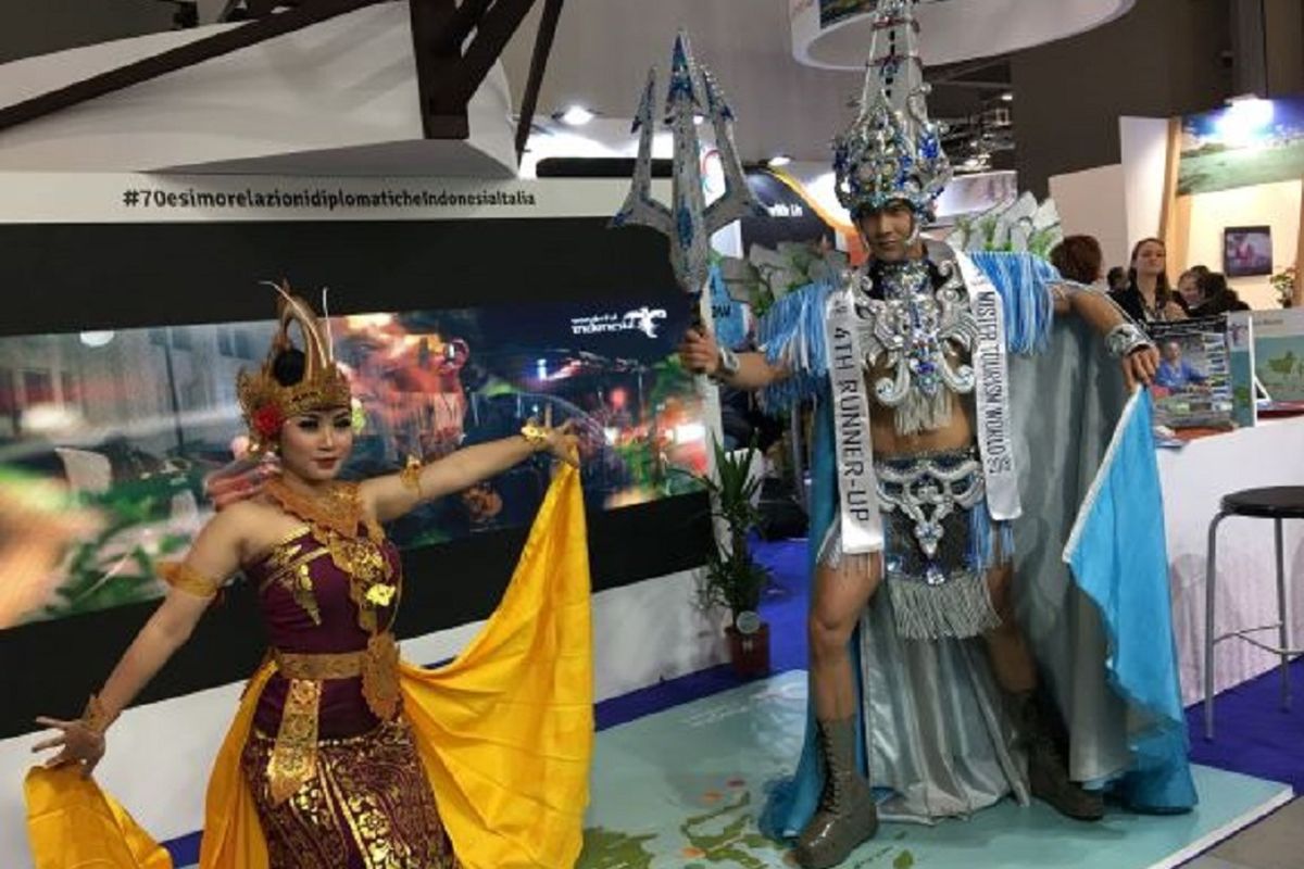 Eric dengan kostum the Prince of Mercusuar (kanan) dijadikan salah satu andalan di paviliun Indonesia pada pameran pariwisata terbesar di Italia. Ajang itu bernama la Borsa Internazionale del Turismo (BIT) Milano, yang diselenggarakan di Kota Milan pada tanggal 10-12 Februari 2019.