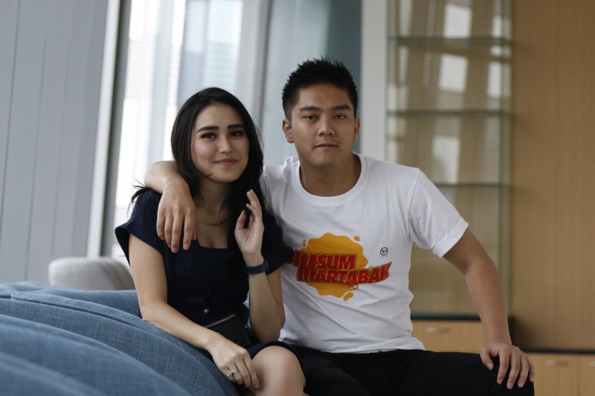 Boy William dan Ayu Ting Ting, menjalani sesi foto seusai diwawancarai untuk promo film drama komedi Dimsum Martabak, di Menara Kompas, Palmerah, Rabu (16/5/2018). 