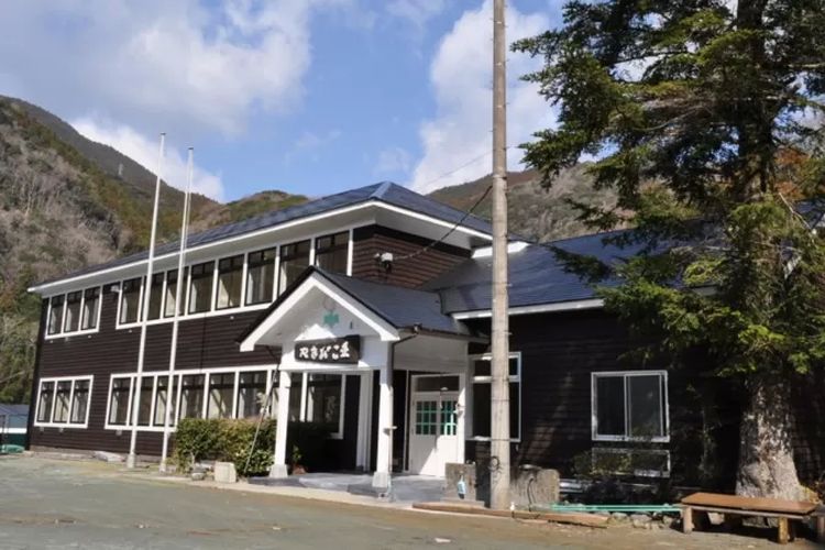 Hostel Yamabiko-so mempertahankan bentuk asli bangunannya sebagai bekas gedung sekolah.