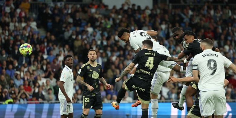 Bek Real Madrid, Eder Militao (tengah), melompat dan menyundul bola untuk mencetak gol kedua timnya ke gawang Celta Vigo dalam lanjutan LaLiga Spanyol di Stadion Santiago Bernabeu, Madrid, Minggu (23/4/2023) dini hari WIB.