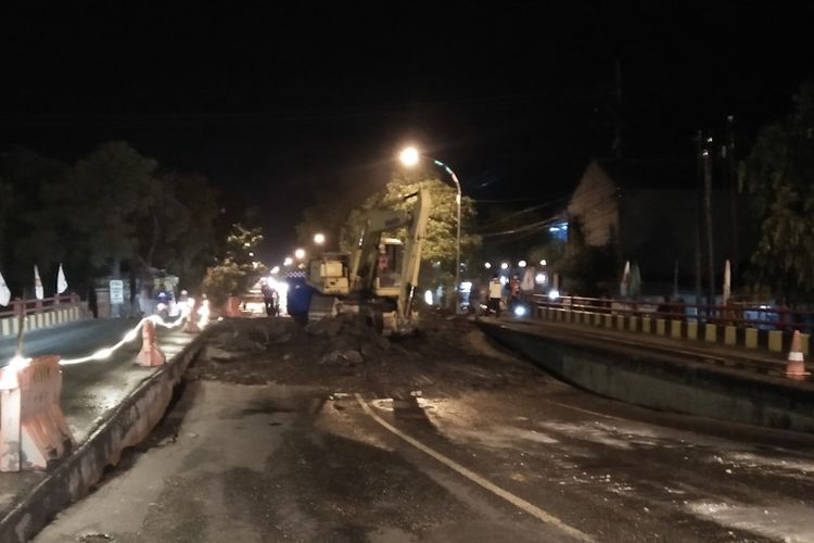 Proses pembongkaran Jembatan Ngaglik 1 yang ambles di Lamongan, Jawa Timur, sudah mulai dilakukan sejak Selasa (29/3/2022) malam.