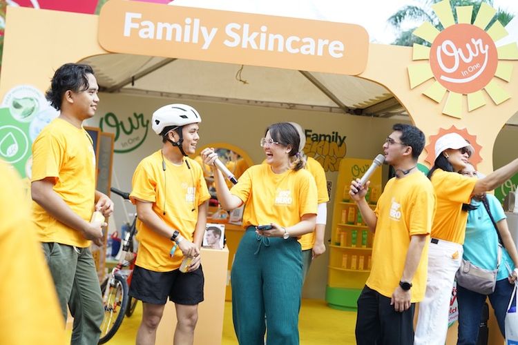 Keseruan Ricky Harun, Donna Harun, dan komunitas sepeda Sor.ride di booth Our In One Family