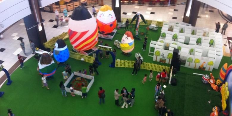 Pengunjung berada di area Main Atrium AEON Mall BSD City, Banten, Jumat (18/3/2016).