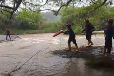 Petugas Damkar Selamatkan 2 Bocah SMP yang Terjebak di Tengah Sungai Ciliwung