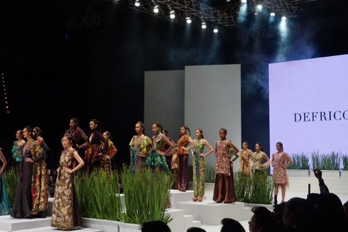 Koleksi Defrico Audy, kolaborasi empat desainer dengan tema Savana Muria dalam Indonesia Fashion Week 2017 di Jakarta, Minggu (5/2/2017).