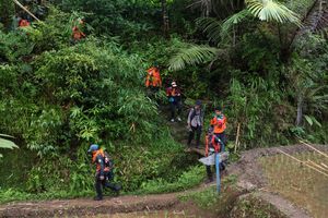 Suara Radio dari Jurang Bulusaraung yang Memecah Keheningan Posko Evakuasi Pesawat ATR 42-500