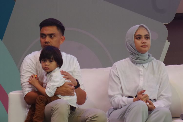 Ayudia Bing Slamet, Ditto Percussion dan putra mereka Sekala, ketika menghadiri konferensi pers kolaborasi #PerfectDuoPeduli Electrolux dan Attack di Gandaria City Mall, Jakarta Selatan, Jumat (6/12/2019).  