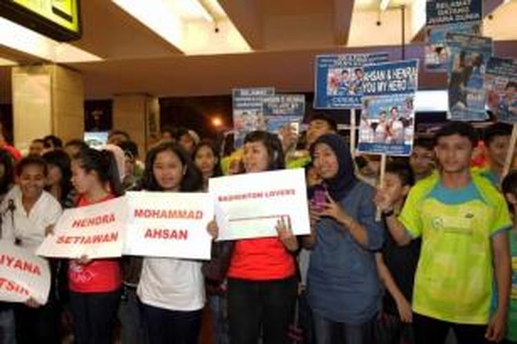 Para penggemar bulu tangkis menyambut kedatangan juara dunia bulu tangkis Indonesia, di Bandara Soekarno Hatta, Tangerang, Banten, Senin (12/8/2013).