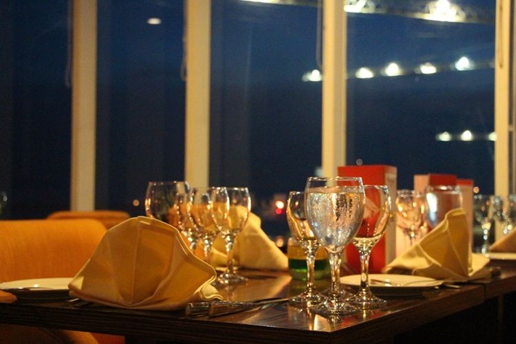 Tamu di Swiss-Belhotel Balikpapan dapat menikmati berbagai sajian menu lokal dan internasional. 