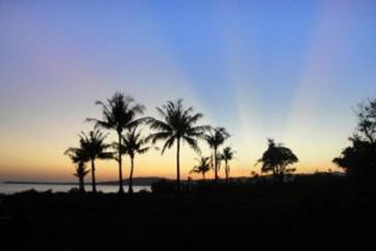 Panorama matahari terbenam di Majene, Sulawesi Barat