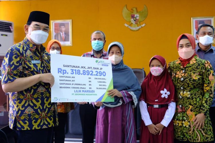 Wakil Wali Kota Magelang M. Mansyur menyampaikan secara simbolis santunan BPJS Ketenagakerjaan kepada ahli waris korban meninggal dunia insiden PLTP Dieng, di kantor Pemkot Magelang, Rabu (16/3/2022).