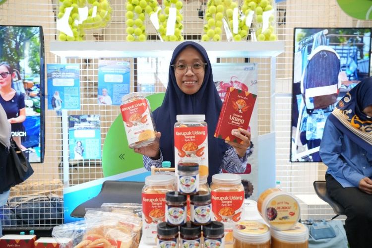 Imroatus Sofiyah saat menjual produk kerupuk udangnya.