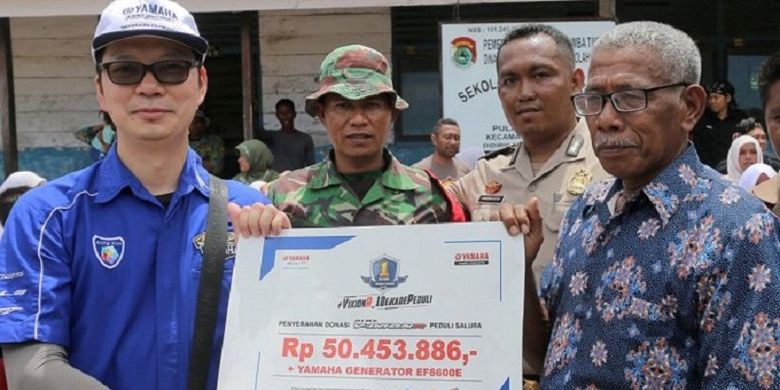 Deputy GM Marketing PT Yamaha Indonesia Motor Mfg. (YIMM), Eddy Ang, memberikan donasi kepada Kepala SD Inpres Pulau Salura, Rasyid Longsoh, di Nusa Tenggara Timur, Minggu (11/3/2018). Donasi tersebut dalam rangka VixionR_1DekadePeduli.