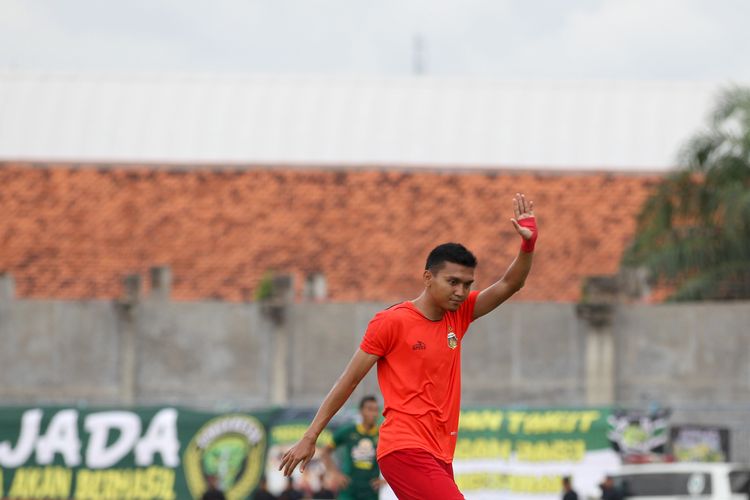 Pencetak gol Bhayangkara FC Dendy Sulistyawan mencetak gol ke gawang Persebaya Surabaya pada babak penyisihan Piala Gubernur Jatim 2020 yang berakhir dengan skor 1-0 di Stadion Gelora Bangkalan, Jawa Timur, Rabu (12/02/2020) sore. 