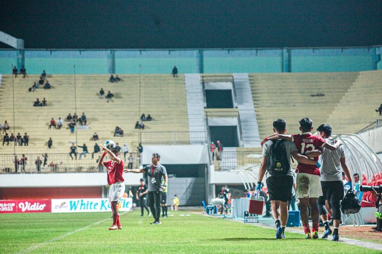 Aksi pemain timnas U16 Indonesia dalam laga Indonesia vs Filipina pada ajang Piala AFF U16 2022, Minggu (31/7/2022) malam WIB di Stadion Maguwoharjo,