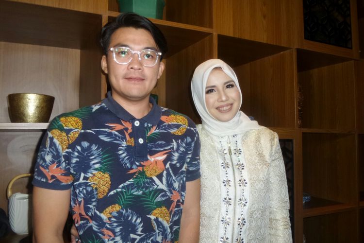 Pembawa acara yang juga pesinetron Tya Ariestya bersama sang suami Irfan Ratinggang usai menghadiri acara Dinner with Hafiz Qur'an Fatih Saferagic di Hotel Century, Senayan, Jakarta Pusat, Senin (13/11/2017).  