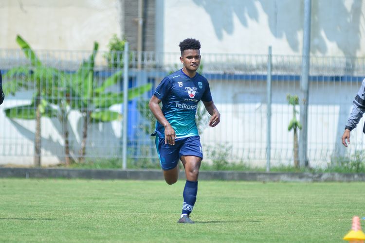 David Rumakiek wing back kiri Persib menjalani latihan dengan tim di Stadion Persib, Sidolig, Bandung mempersiapkan Kompetisi Liga 1 2022-2023.