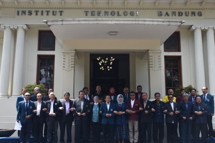 Majelis Rektor Perguruan Tinggi Negeri Indonesia (MRPTNI) membacakan pernyataan sikap yang disampaikan di Gedung Rektorat Institut Teknologi Bandung (ITB), Bandung, Sabtu (18/5/2019).