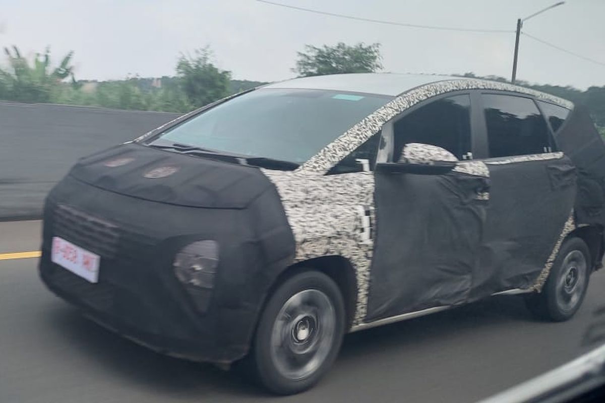 Mobil baru sedang tes jalan yang diyakini sebagai Hyundai Stargazer