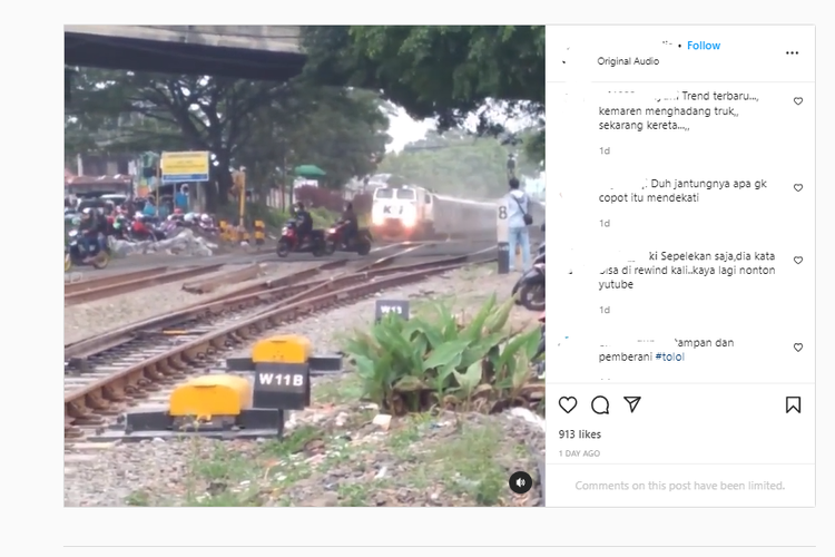 Tangkapan layar video tiga pengendara motor hampir tertabrak kereta di wilayah stasiun Cimindi, Kota Cimahi.