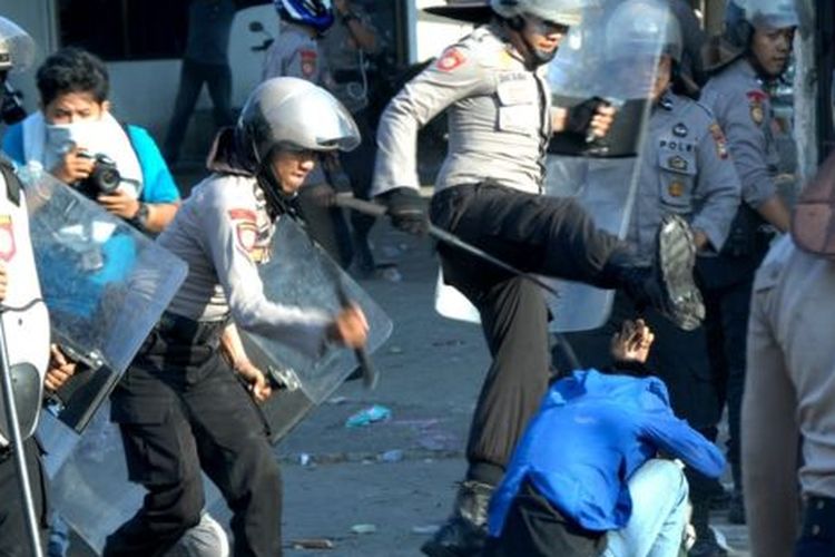 Polisi memukuli mahasiswa di depan kantor DPRD Sulawesi Selatan, Makassar, Selasa (24/09). 