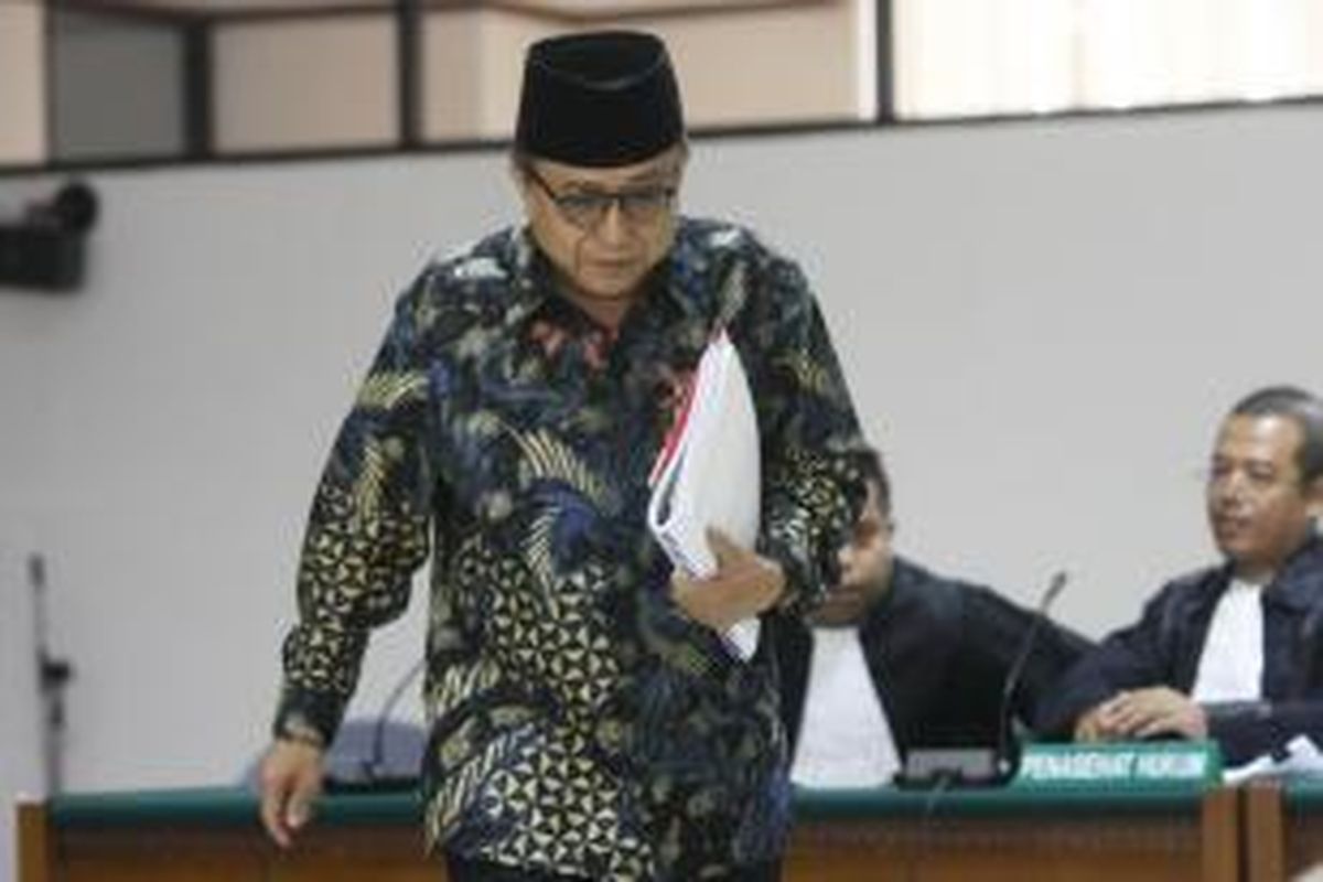 Mantan Sekjen Kementerian Energi dan Sumber Daya Mineral Waryono Karno menjalani sidang perdana dengan agenda pembacaan dakwaan, di Pengadilan Tipikor, Jakarta Selatan, Kamis (7/5/2015). Waryono Karno didakwa memperkaya diri sendiri, orang lain dan korporasi. Kerugian negara akibat penyimpangan ini mencapai Rp 11,124 miliar. Pada dakwaan kesatu, Waryono didakwa bersama-sama Sri Utami melakukan perbuatan melawan hukum yakni memerintahkan pengumpulan dana untuk membiayai kegiatan pada Setjen Kementerian ESDM yang tidak dibiayai APBN.