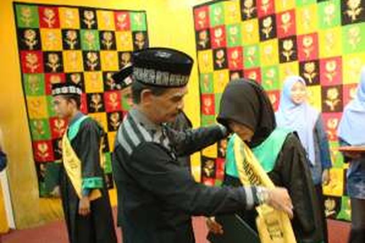 Bupati Aceh Utara Muhammad Thaib akrab disapa Cek Mad mewisuda 3 remaja penghapal Quran (hafiz) di Pendopo Bupati Aceh Utara
