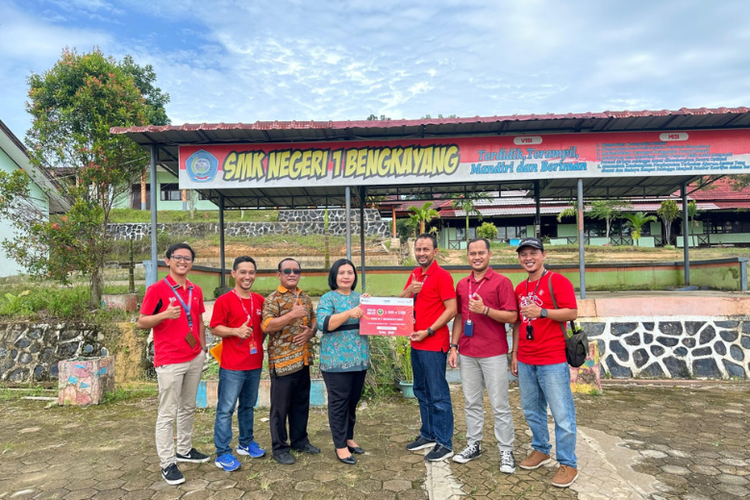 Penyerahan bantuan 111.500 GB kuota internet Telkomsel dilakukan secara simbolis kepada perwakilan SMK Negeri 1 Bengkayang, Kalimantan Barat.