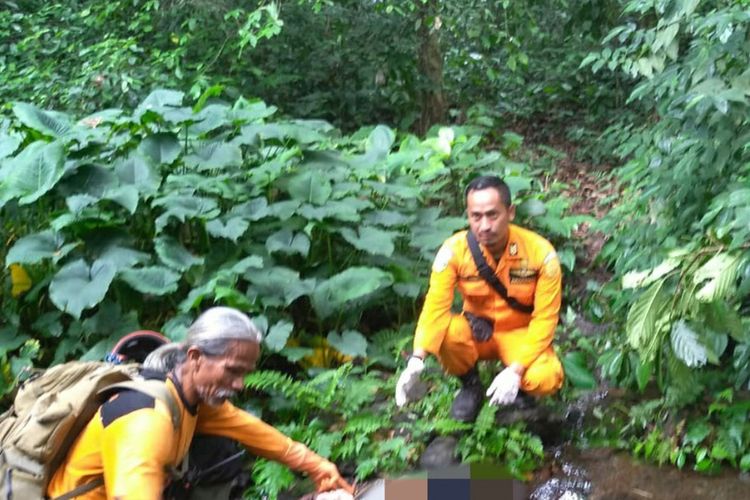 Jenazah korban Wasliah ditemukan di kaki Gunung Tampomas, Sumedang, Jawa Barat setelah tiga hari menghilang, Kamis (12/12/2019). Dok Basarnas Bandung